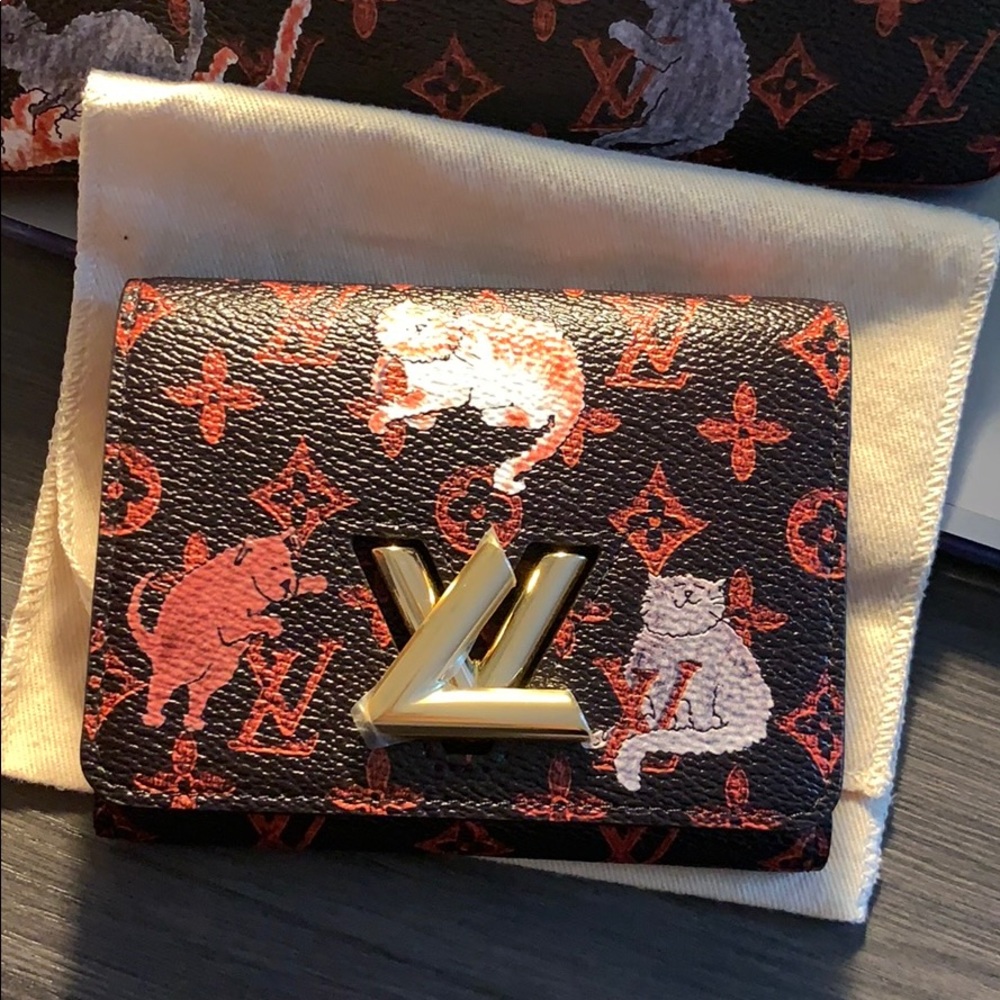 SOLD！Louis Vuitton catogram short wallet
